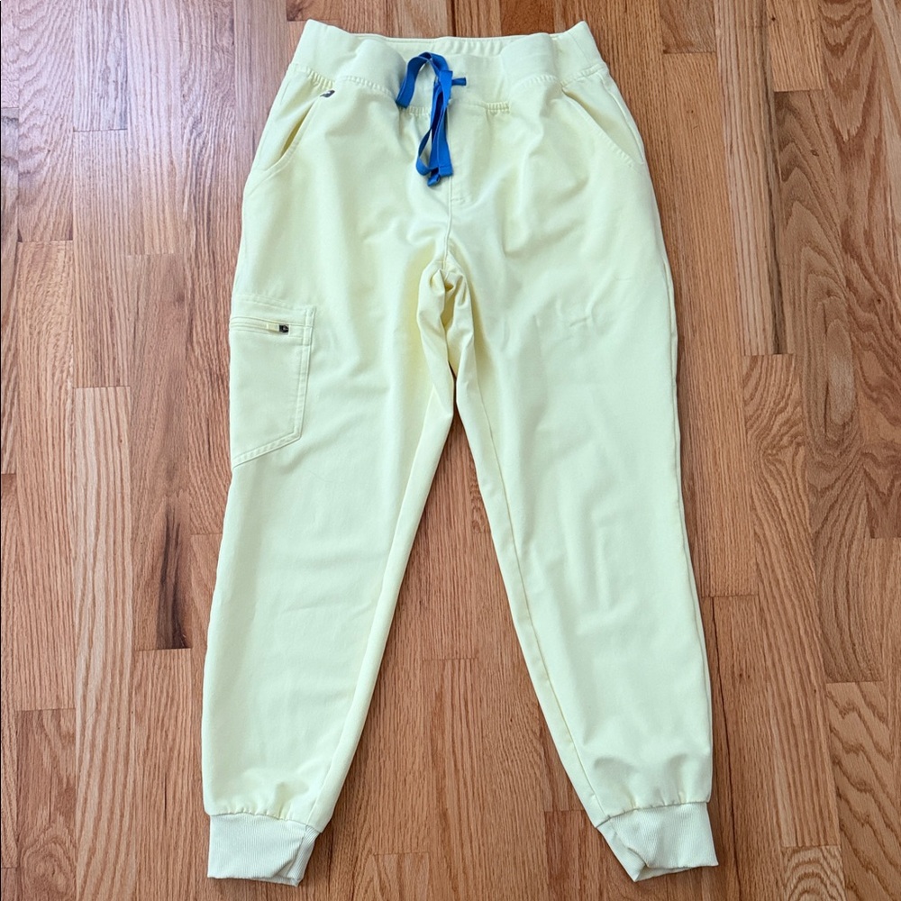 Figs Zamora jogger scrub pants *NOT high-waisted*
Color: Sunlight 💛☀️